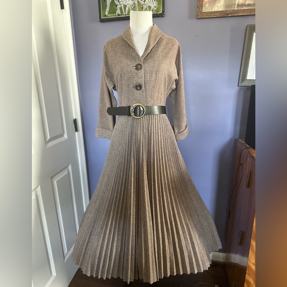 Vintage 1940s-1950s brown shirt dress with pinch pleating